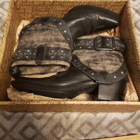 Ariat Defiance Foldover Belted Snip Toe Short Leather Studded Boots Size 6.5 B - Picture 10 of 10